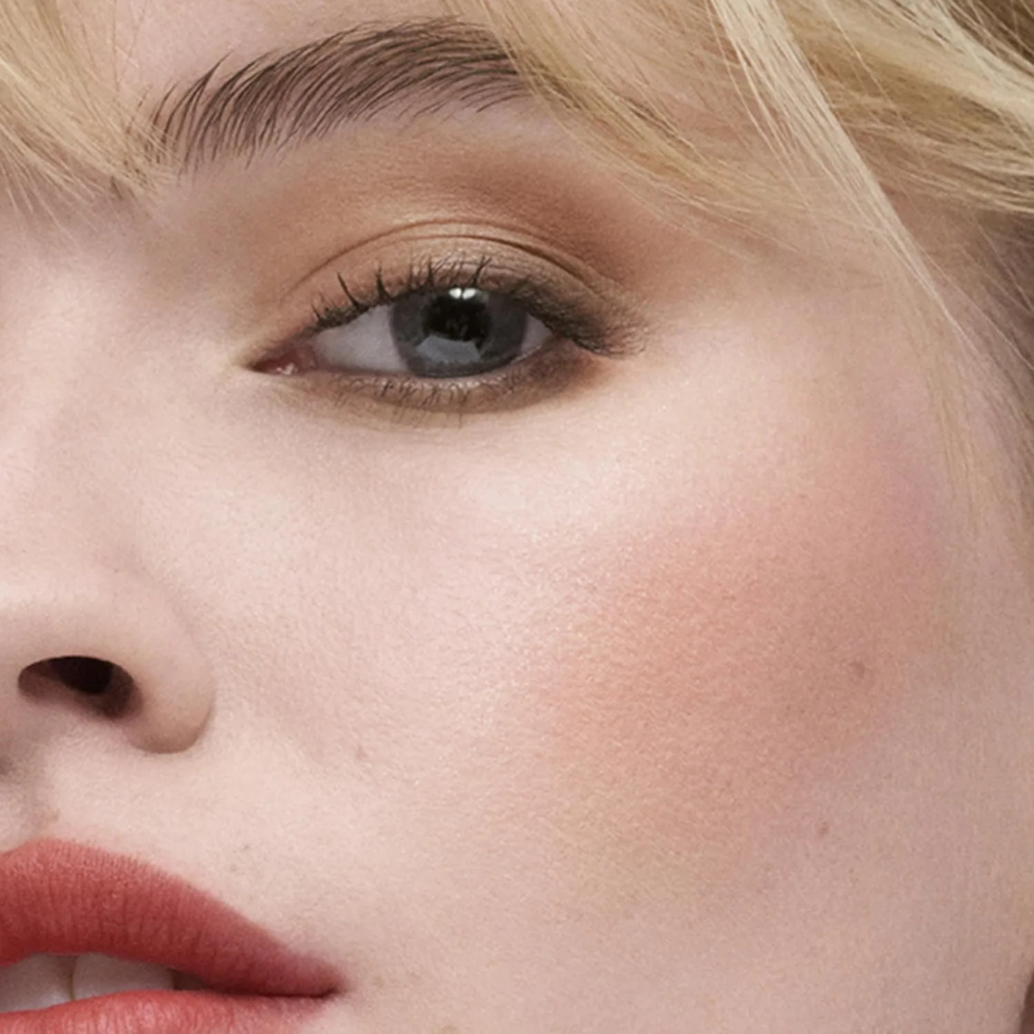 Румяна-пудра Estée Lauder The Sculpting Powder Blush с возможностью наслаивания | Стойкие, контурирующие и придающие объем, 0,25 унции, Peach Passion - A radiant peach with warm undertones — фото 2