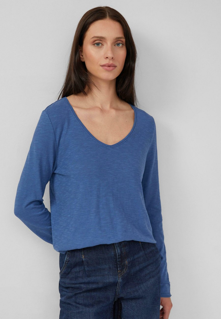 

Топ s.Oliver MIT V-AUSSCHNITT UND ARTWORK-PATCH AM SAUM, Royalblau/Blue