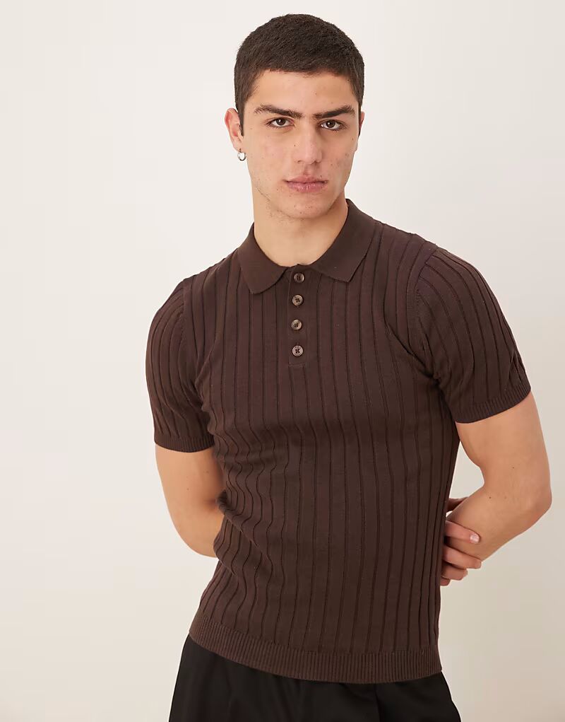 

Футболка-поло ASOS DESIGN muscle fit из трикотажной ткани в рубчик коричневого цвета