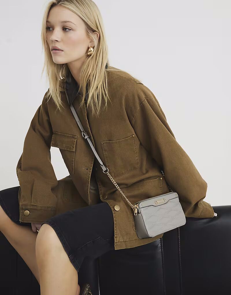 

Сумка через плечо River Island из искусственной кожи, стеганая, серого цвета
