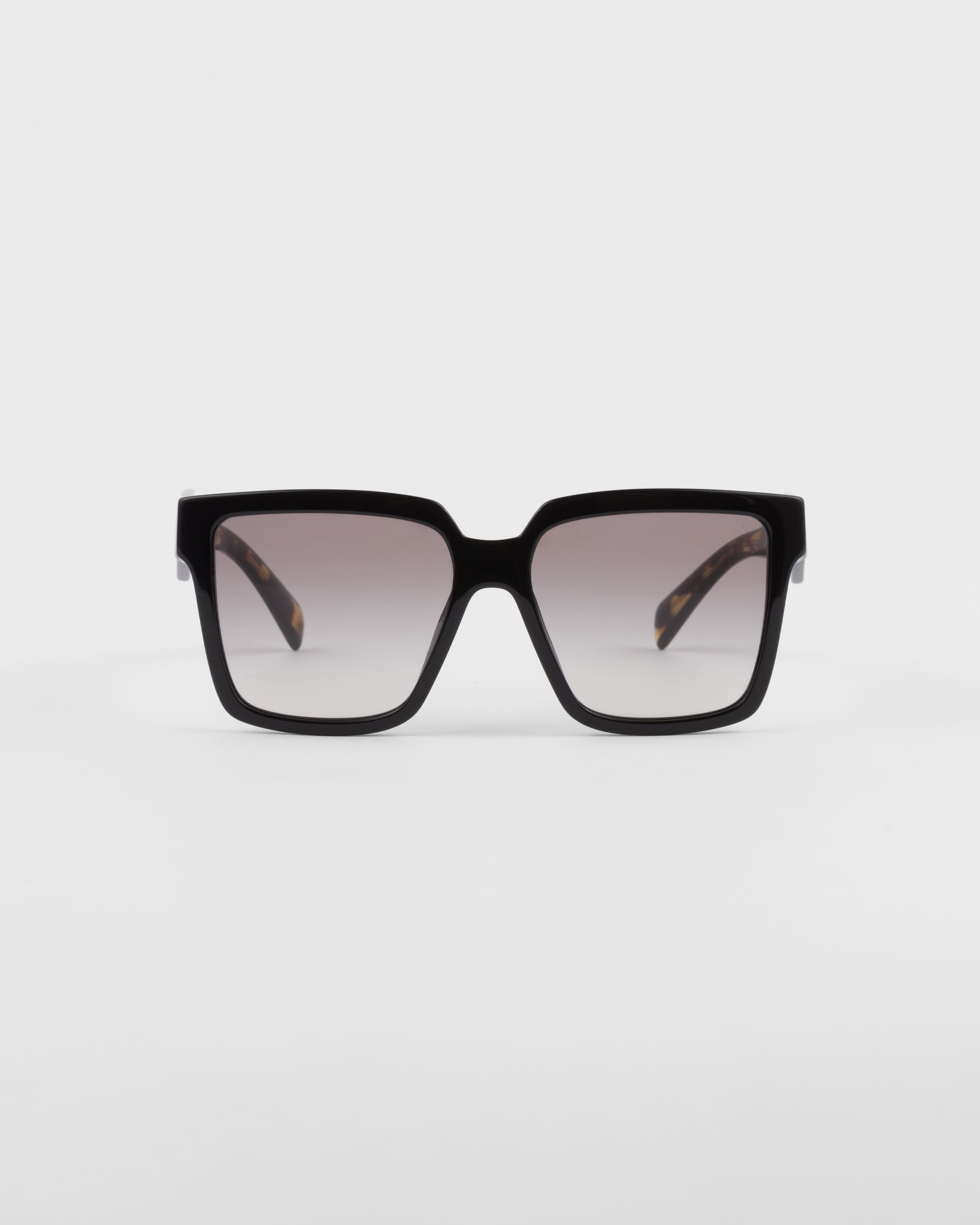 

Солнцезащитные очки с логотипом Prada Prada, градиентные линзы антрацитово-серого цвета