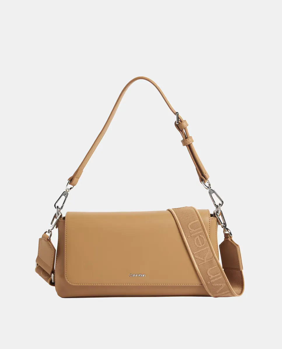 

Сумка через плечо с металлическим логотипом спереди Calvin Klein, цвет Camel