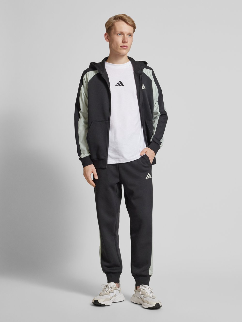 

Толстовка с пришитыми этикетками ADIDAS SPORTSWEAR, черный
