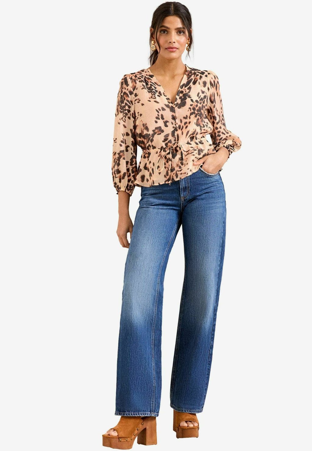 

Блуза REGULAR FIT - 3D BLUSH WITH DEATIL AND V-NECKLINE Love & Roses, бежевый