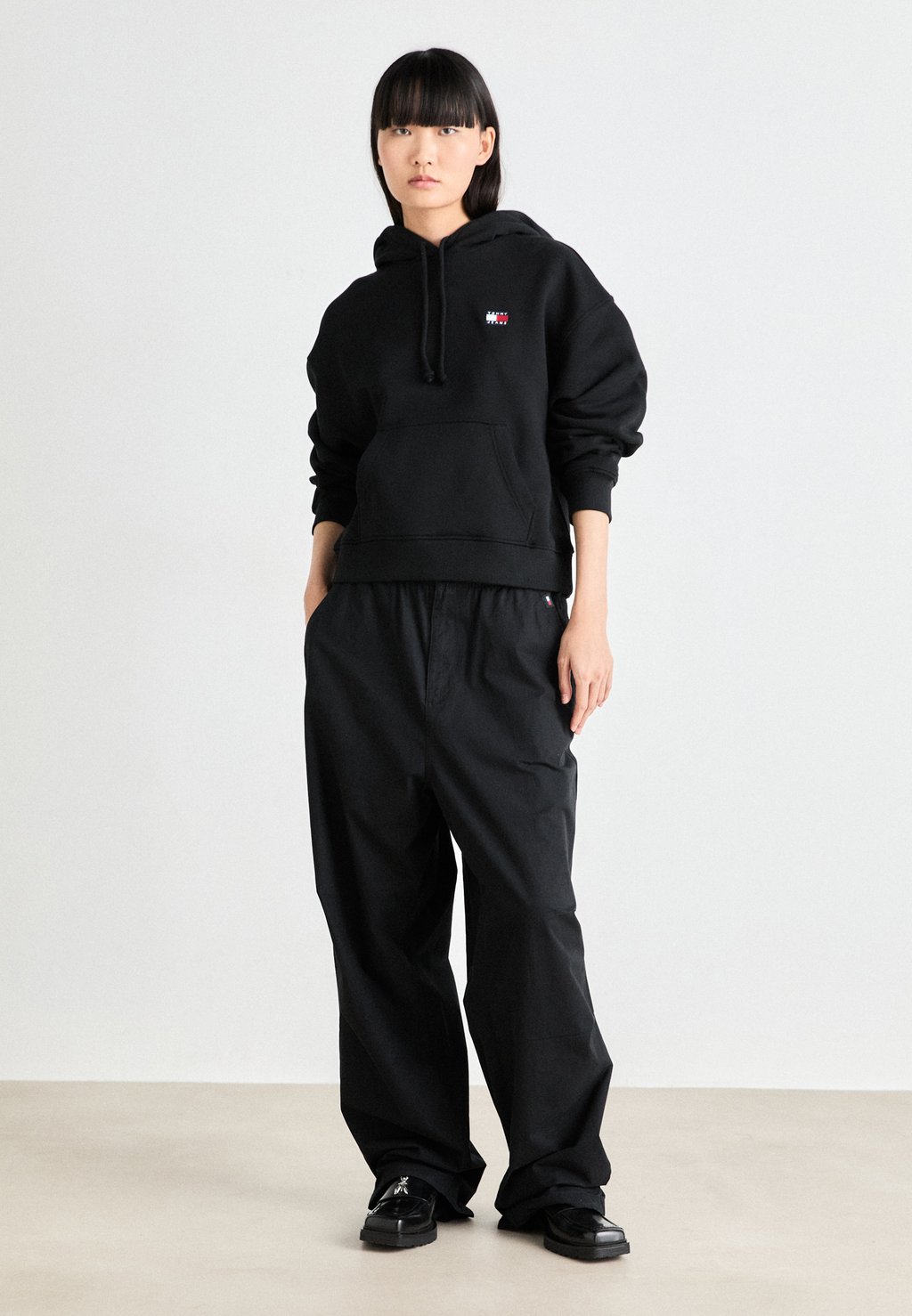 

Толстовка BADGE HOODIE Tommy Jeans, черный