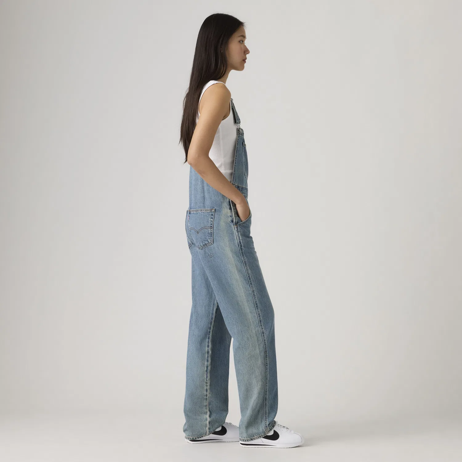 Винтажный легкий джинсовый комбинезон Levi's, Medium Wash — фото 4