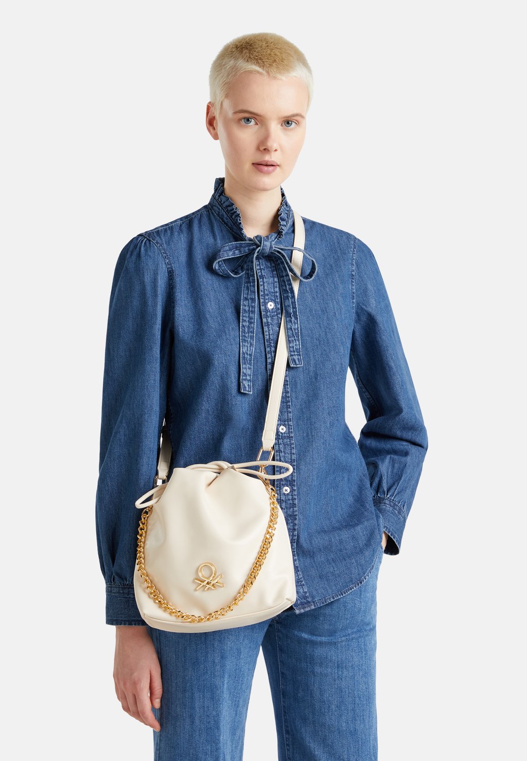 

Сумка через плечо SMALL BUCKET - Across body bag United Colors of Benetton, белый