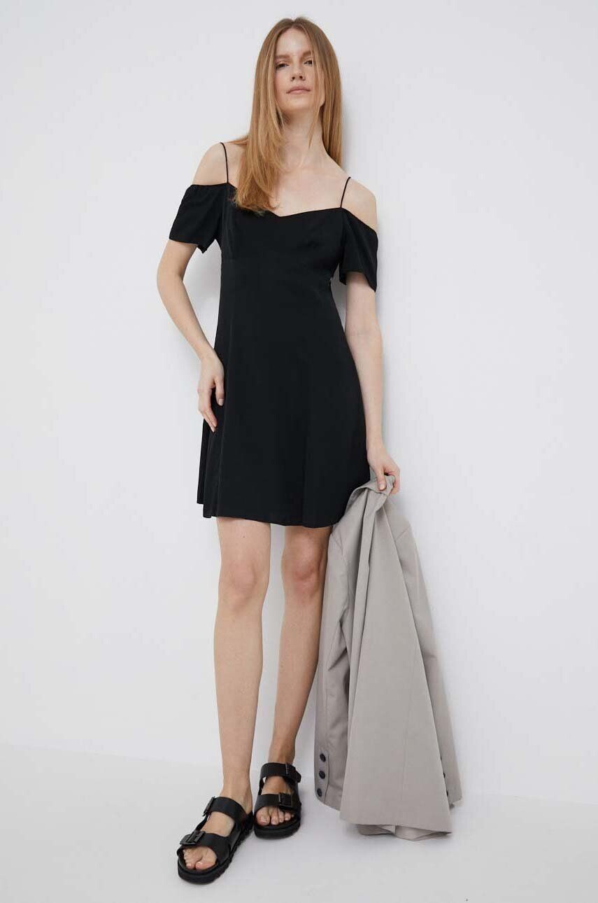 

Платье Calvin Klein Jeans, черный