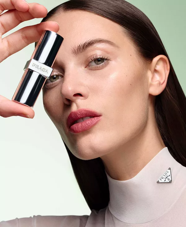Однотонная мягкая матовая помада со сменной заправкой Prada Beauty, p159 nudo — фото 3