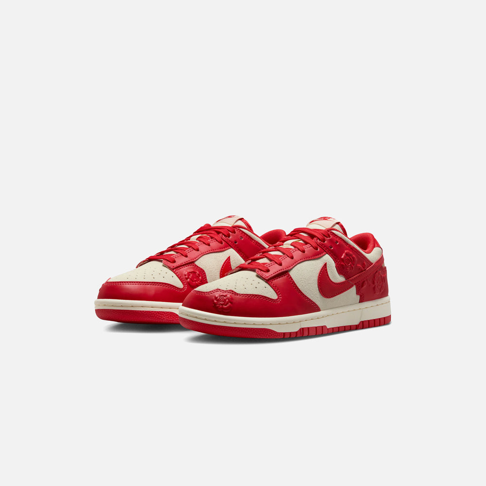 Кроссовки Nike WMNS Dunk Low SE, цвет Coconut Milk/University Red/Pale Ivory — фото 2