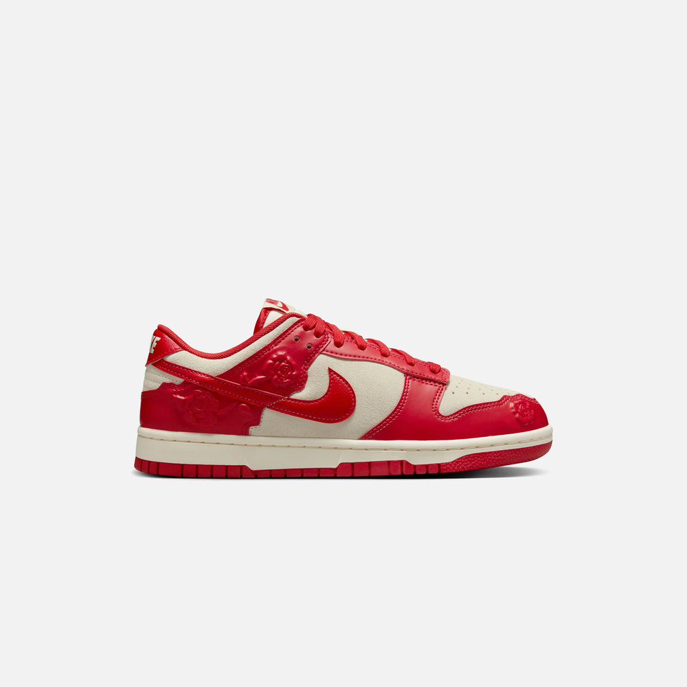 Кроссовки Nike WMNS Dunk Low SE, цвет Coconut Milk/University Red/Pale Ivory