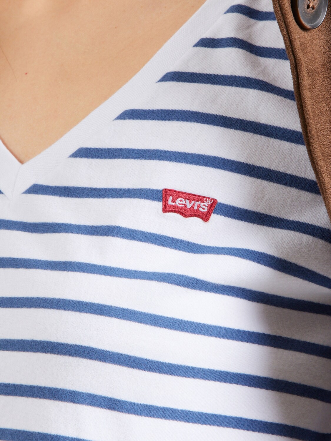 LEVI'S  Футболка 'The Perfect V-Neck' в белом цвете — фото 2