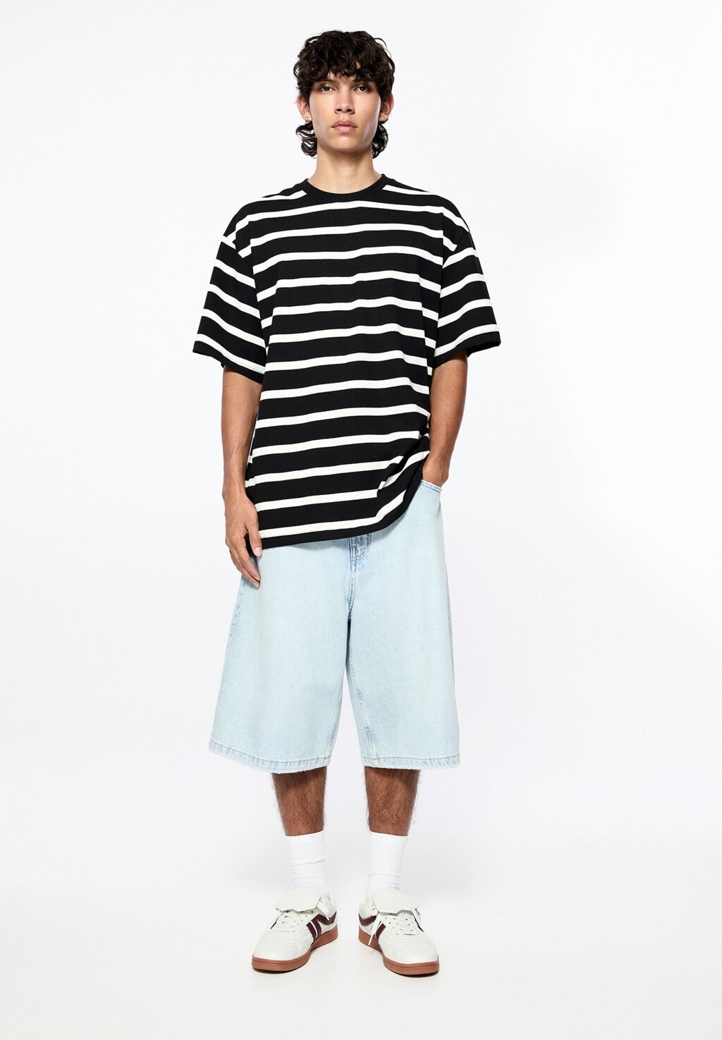 

Футболка с принтом Striped Short Sleeve PULL&BEAR, черная