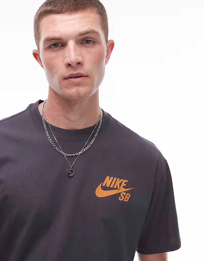 

Футболка с логотипом Nike SB серого цвета