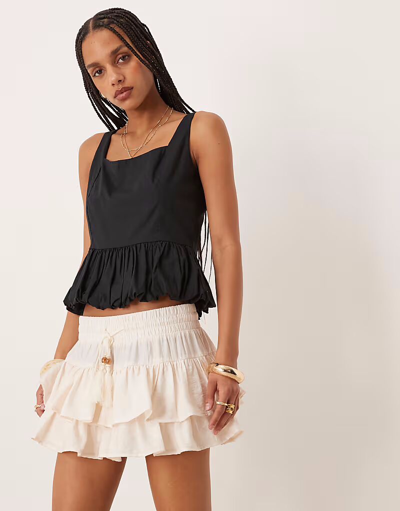 

Шорты-трусы ASOS DESIGN с оборками кремового цвета