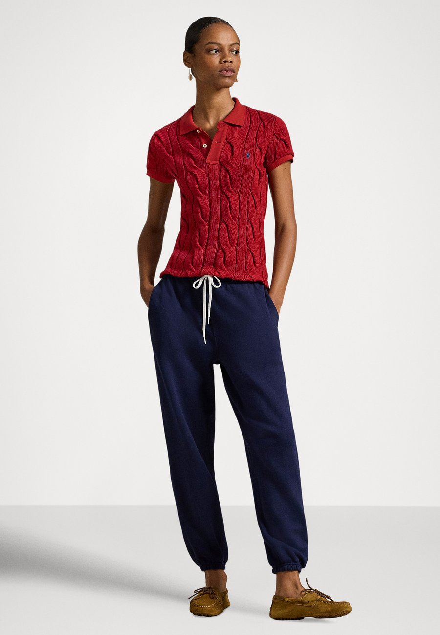 Поло Polo Ralph Lauren CABLE KNIT COTTON POLO SHIRT, Brick/Dark Red — фото 2