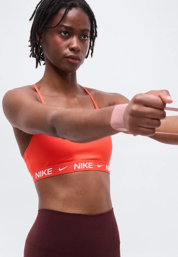 Спортивный бюстгальтер indy с легкой поддержкой Nike Performance, Light Crimson — фото 4