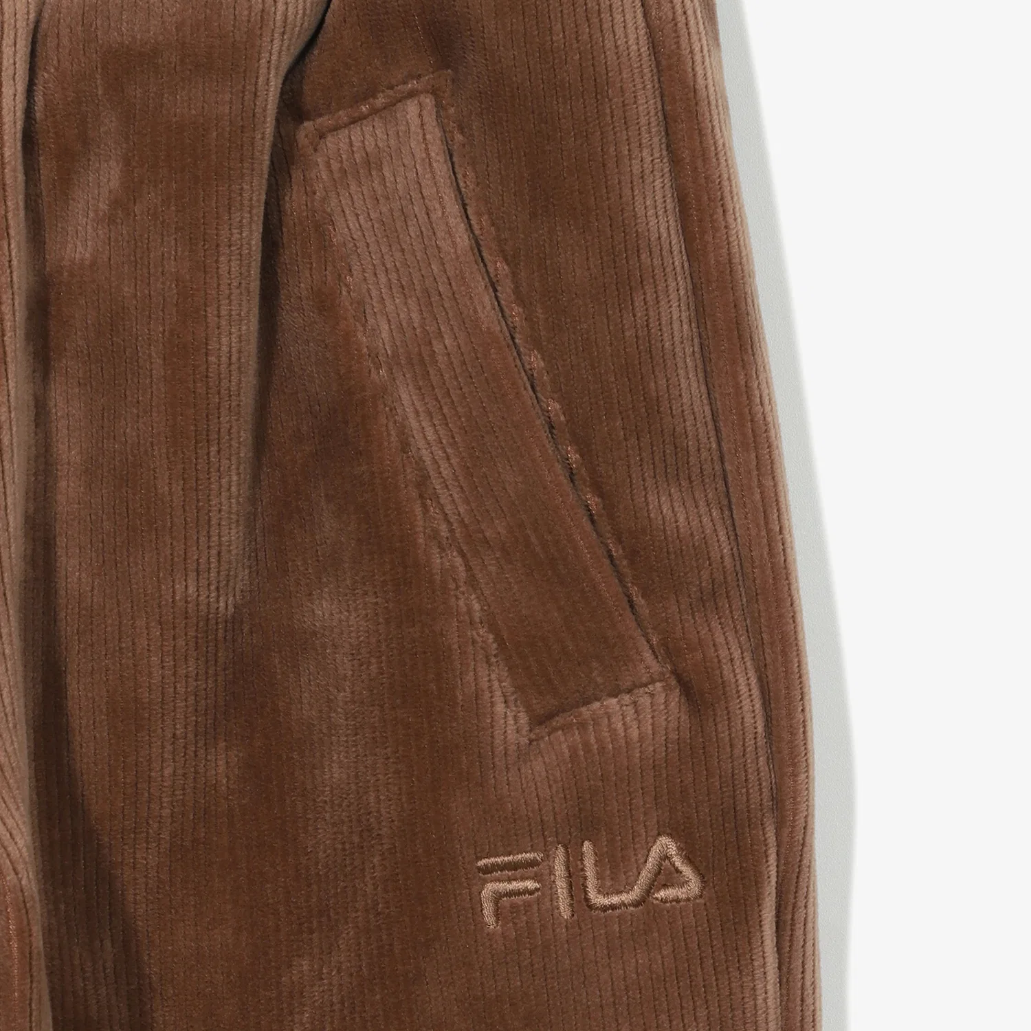 Детские велюровые джоггеры в рубчик с начёсом коричневые от Fila Kids — фото 3