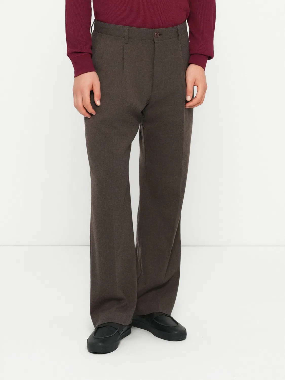 Брюки Gap Regular Pleat-Front Pants 365 коричневого цвета — фото 2