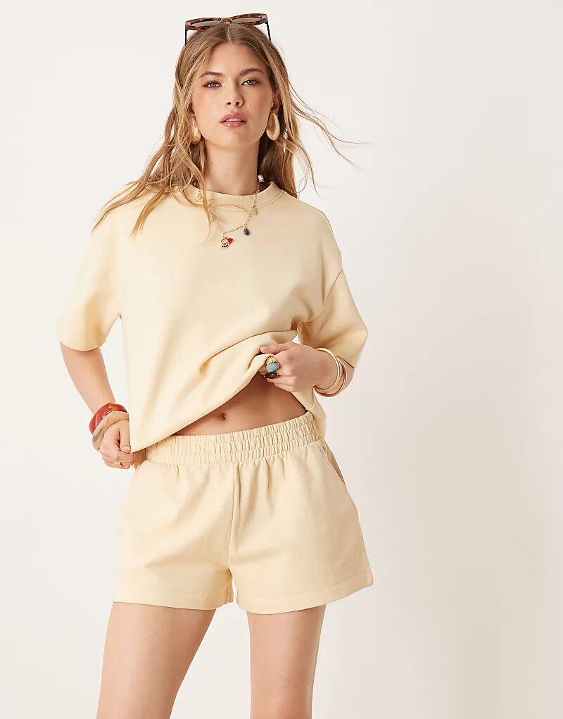 

Шорты из толстовки ASOS DESIGN цвета пахты — часть комплекта