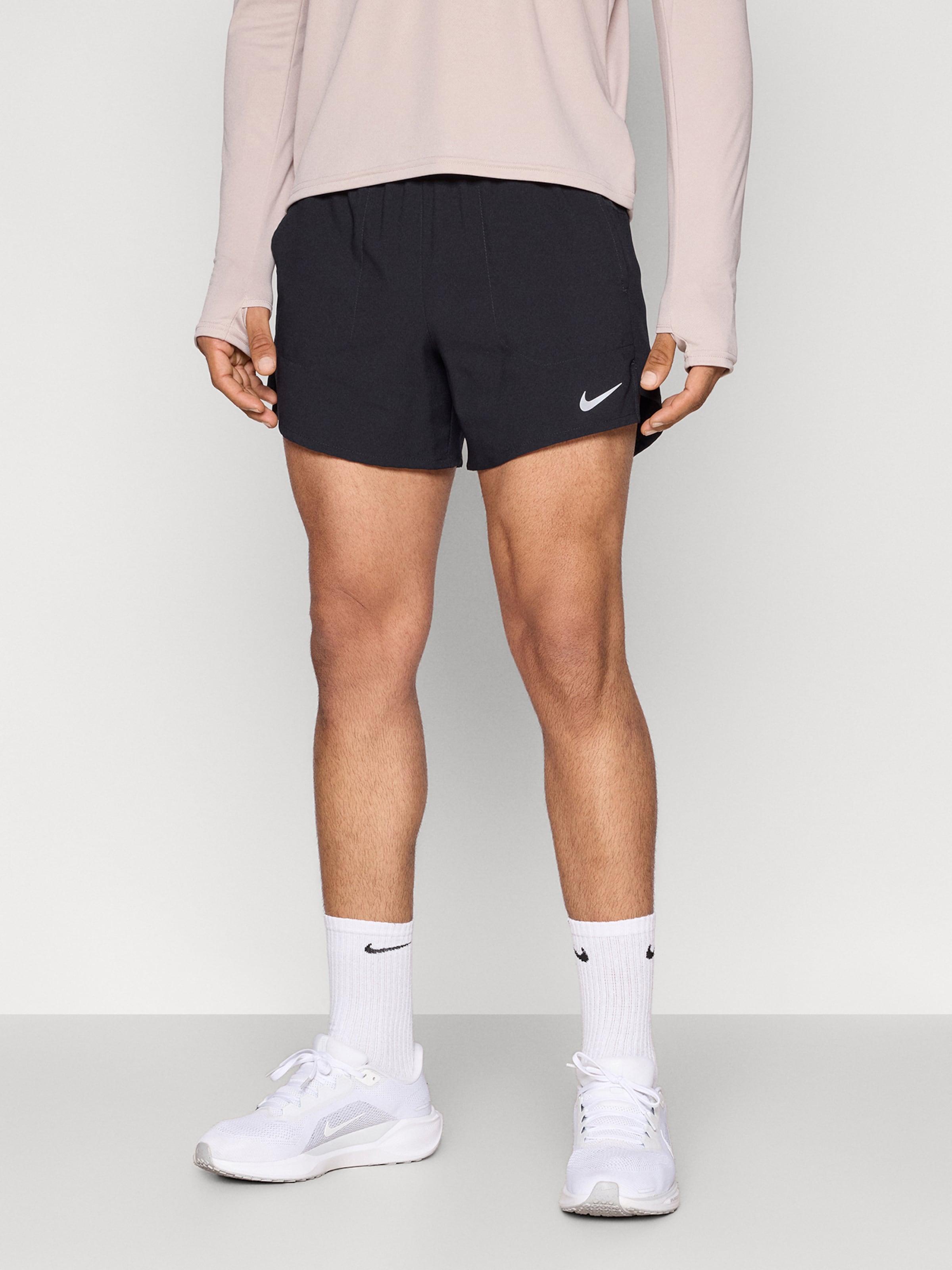 NIKE Шорты для тренировок Regular 'STRIDE' черные — фото 2