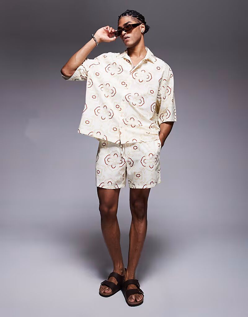 

Шорты средней длины с геометрическим принтом бежевого цвета Asos Design