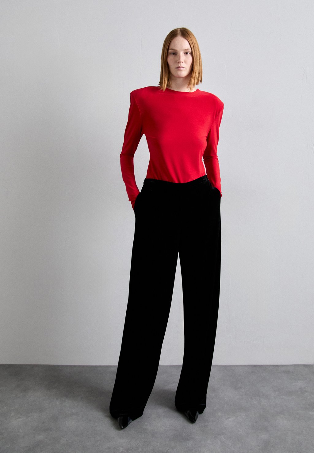 

Топ с длинными рукавами SHOULDER PAD LONG SLEEVE CREW Norma Kamali, красный