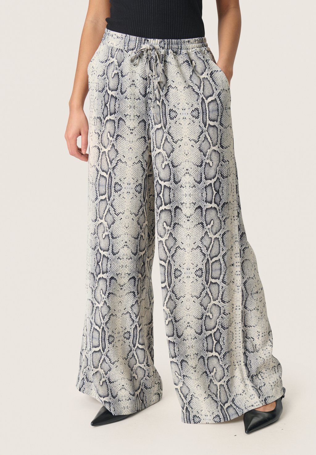 

Брюки SHIRLEY WIDE PRINTED Soaked in Luxury, серый