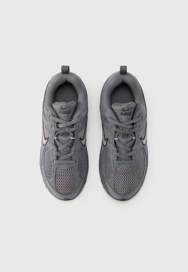 Кроссовки v5 унисекс Nike Sportswear, Pencil Point/Atmosphere Grey/Iron-Coloured — фото 4