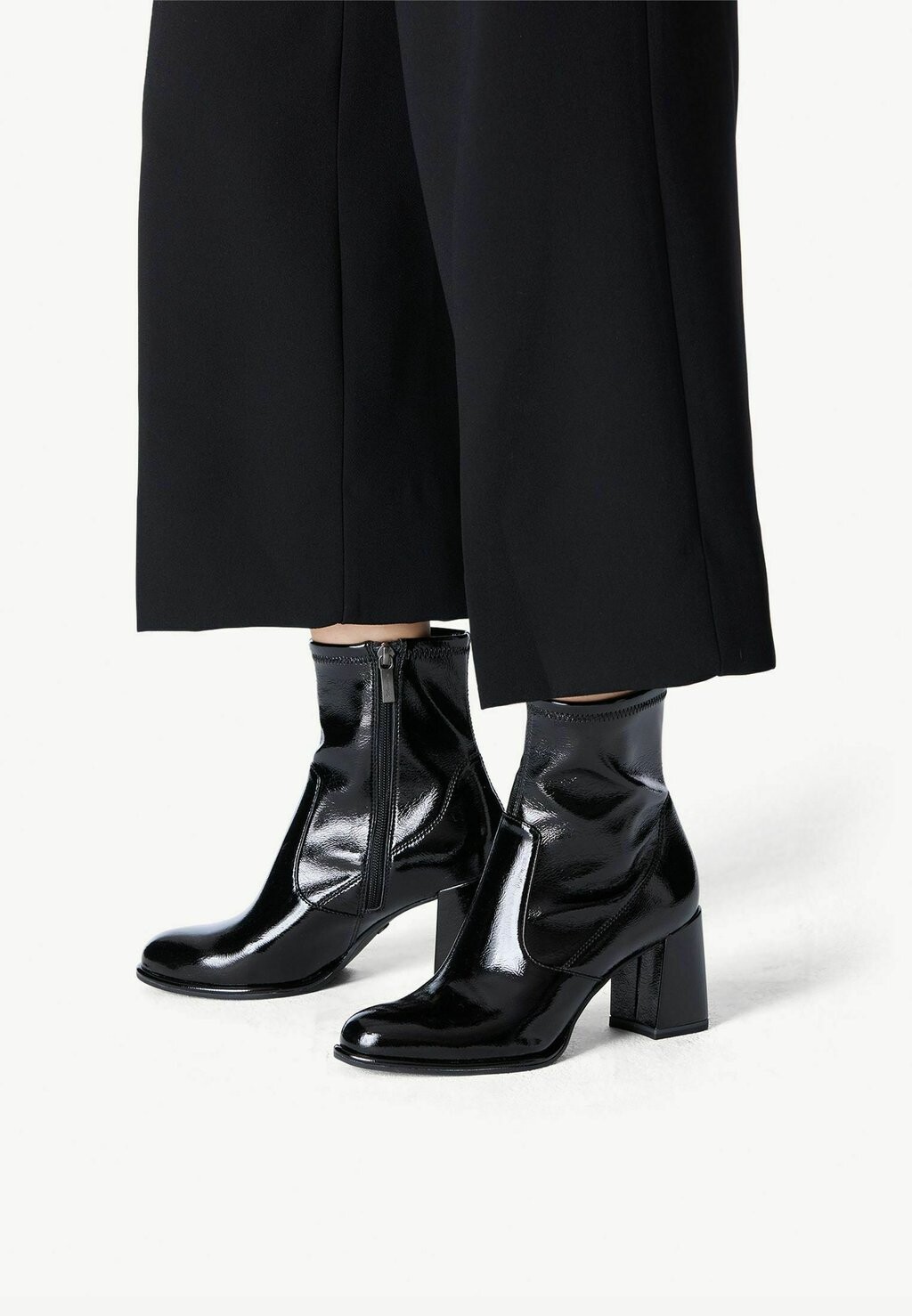 

Ботинки Tamaris, цвет black patent