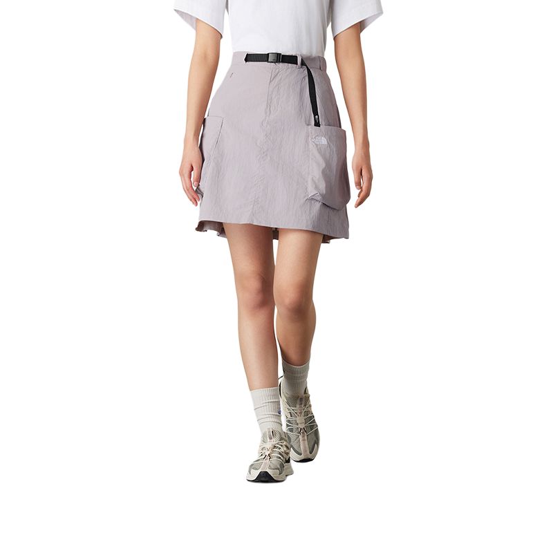 

Мини-юбка с поясом и карманами карго THE NORTH FACE, серый