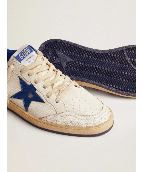 Кроссовки GOLDEN GOOSE Ball Star, белые, из кожи наппа, со светло-голубой ламинированной кожаной вставкой в виде звезды и нашивкой на пятке. — фото 3
