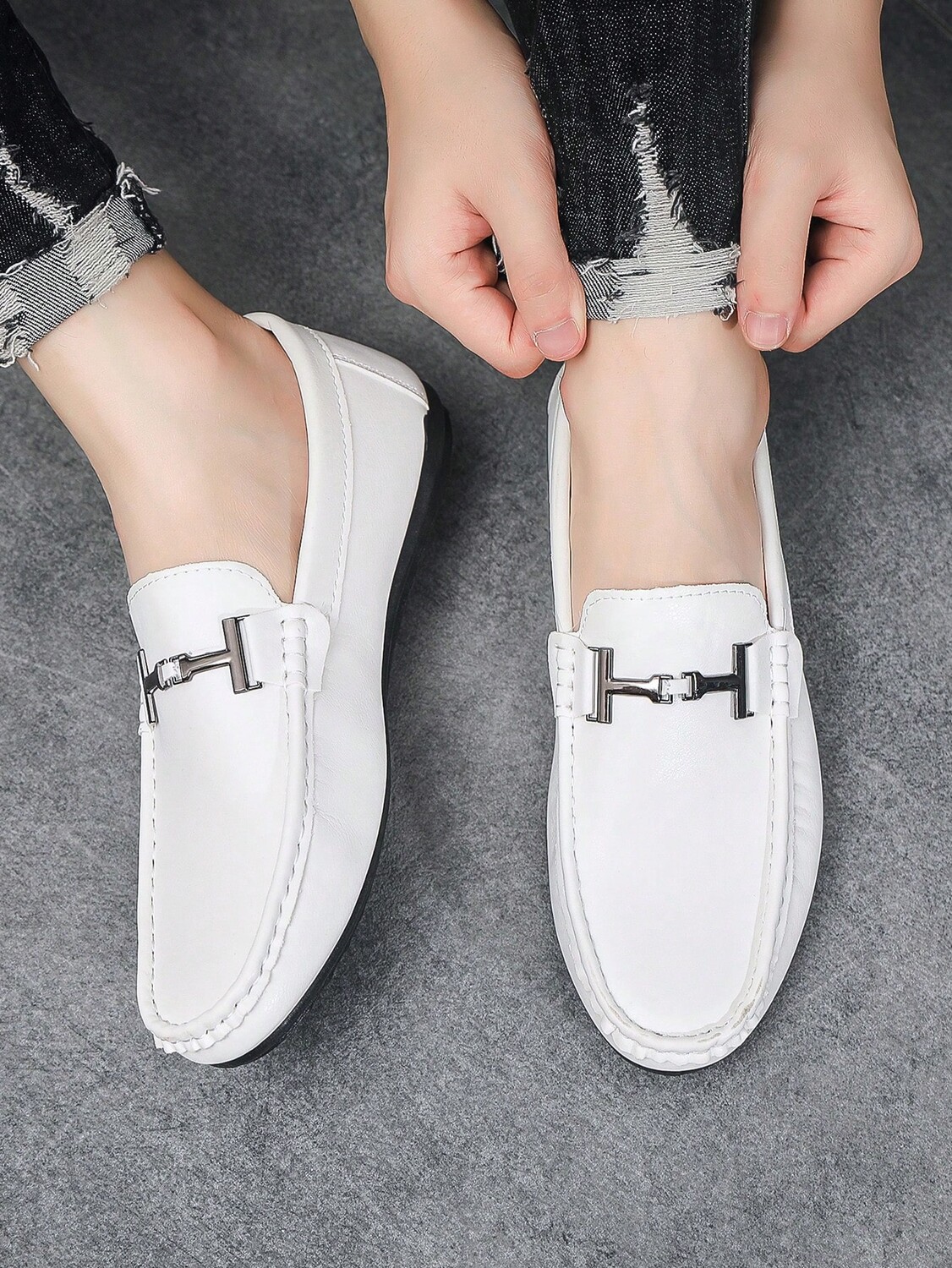 

Мужская белая повседневная обувь для отдыха с металлическим декором, белый