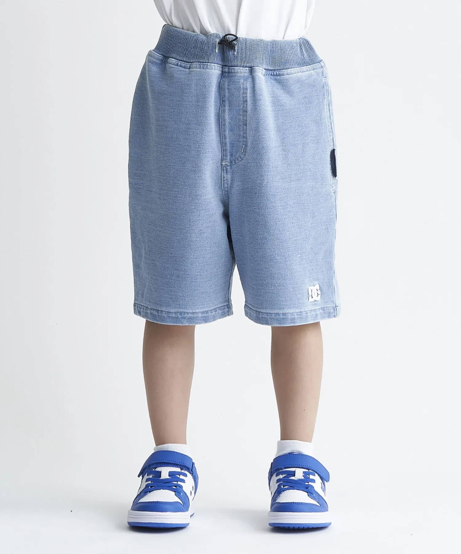 Детские спортивные шорты 24 KD JS SHORT/DC с завязками и эластичным поясом.