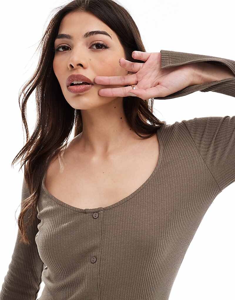 

Pieces 2013 Коричневое платье миди на пуговицах в рубчик с разрезными рукавами