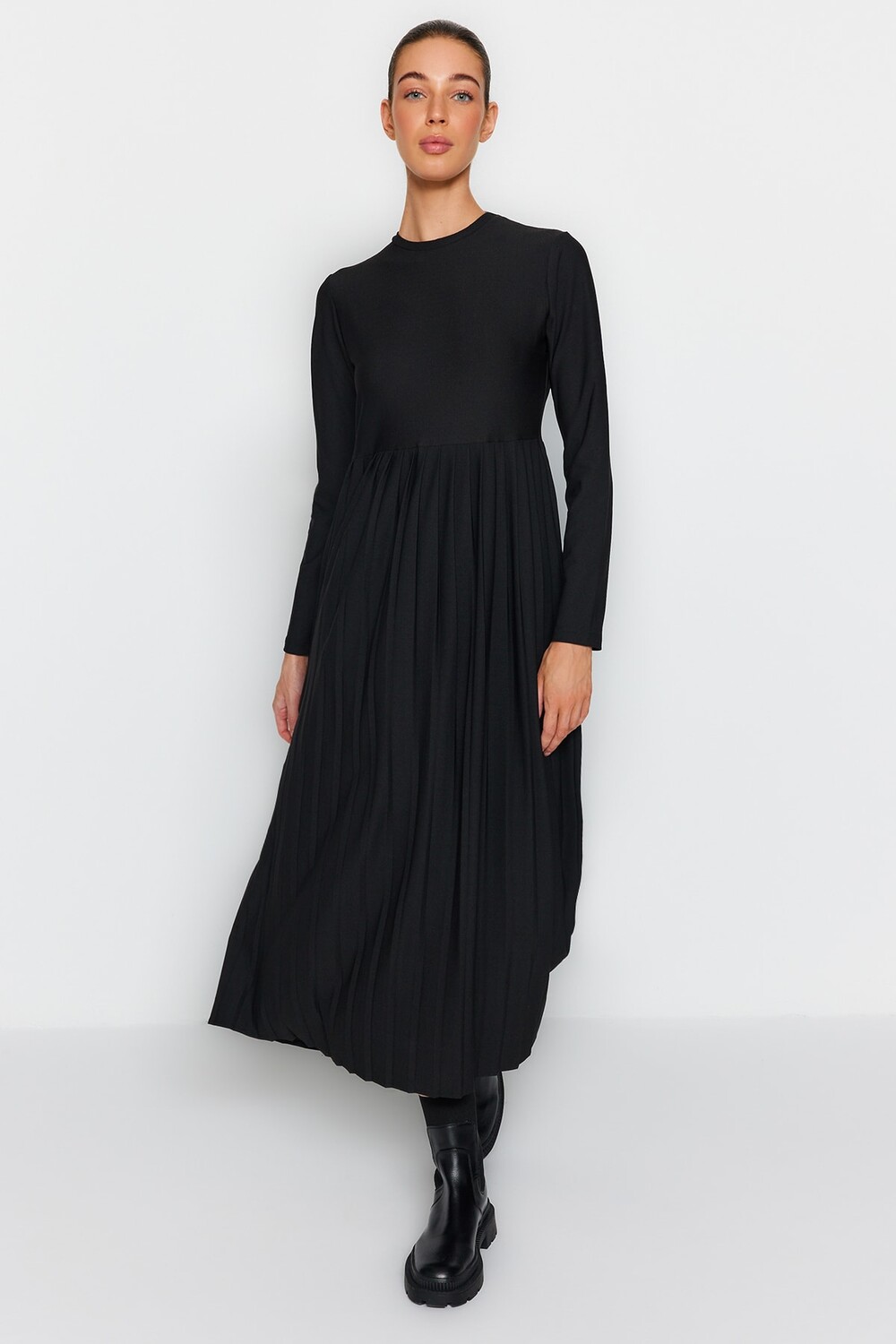 

Плиссированное трикотажное платье с черной юбкой Trendyol Modest, черный