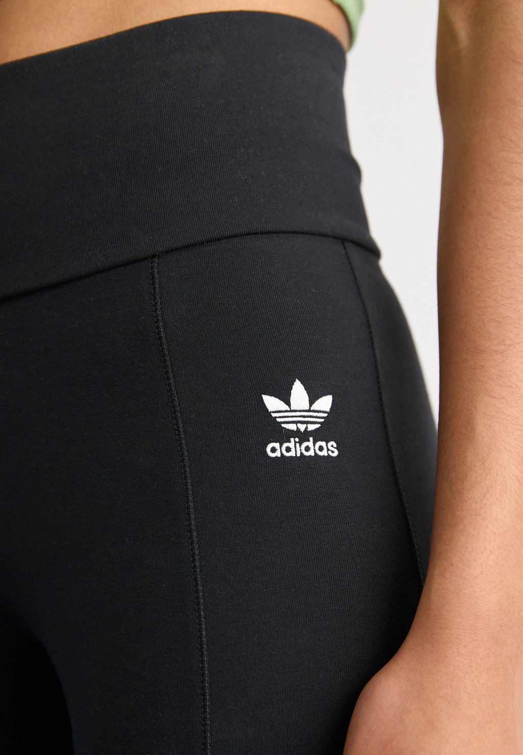 

Брюки ESSENTIALS, Leggings adidas, черный