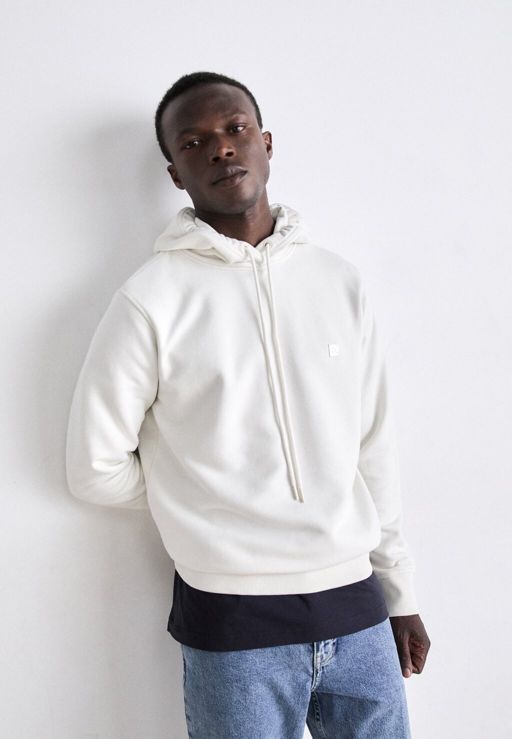 

Спортивный свитер EMBRO BADGE Calvin Klein, цвет Ivory