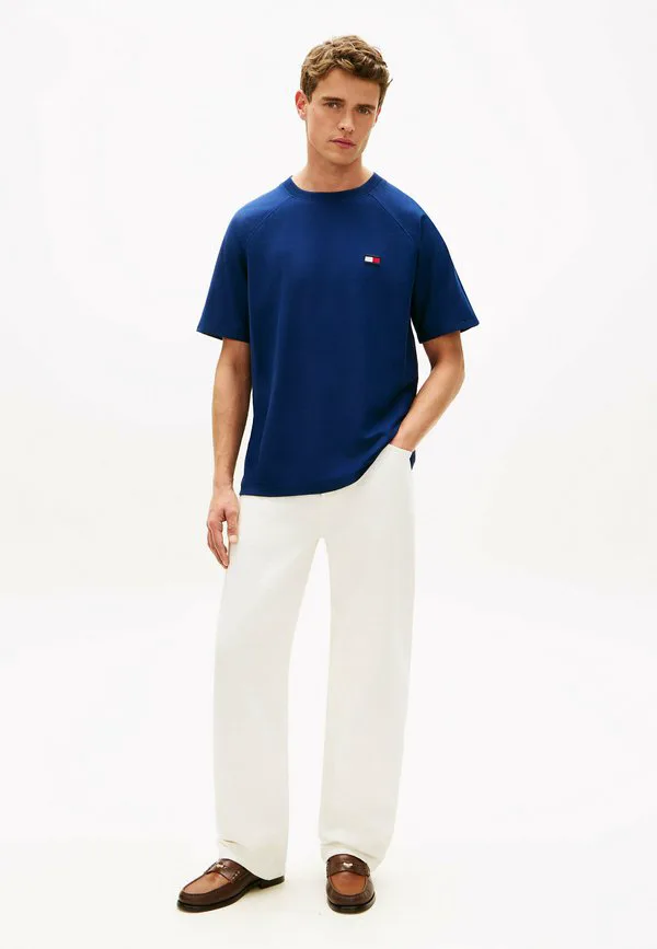 Свободная базовая футболка с рукавами реглан Tommy Hilfiger, Carbon Navy — фото 2
