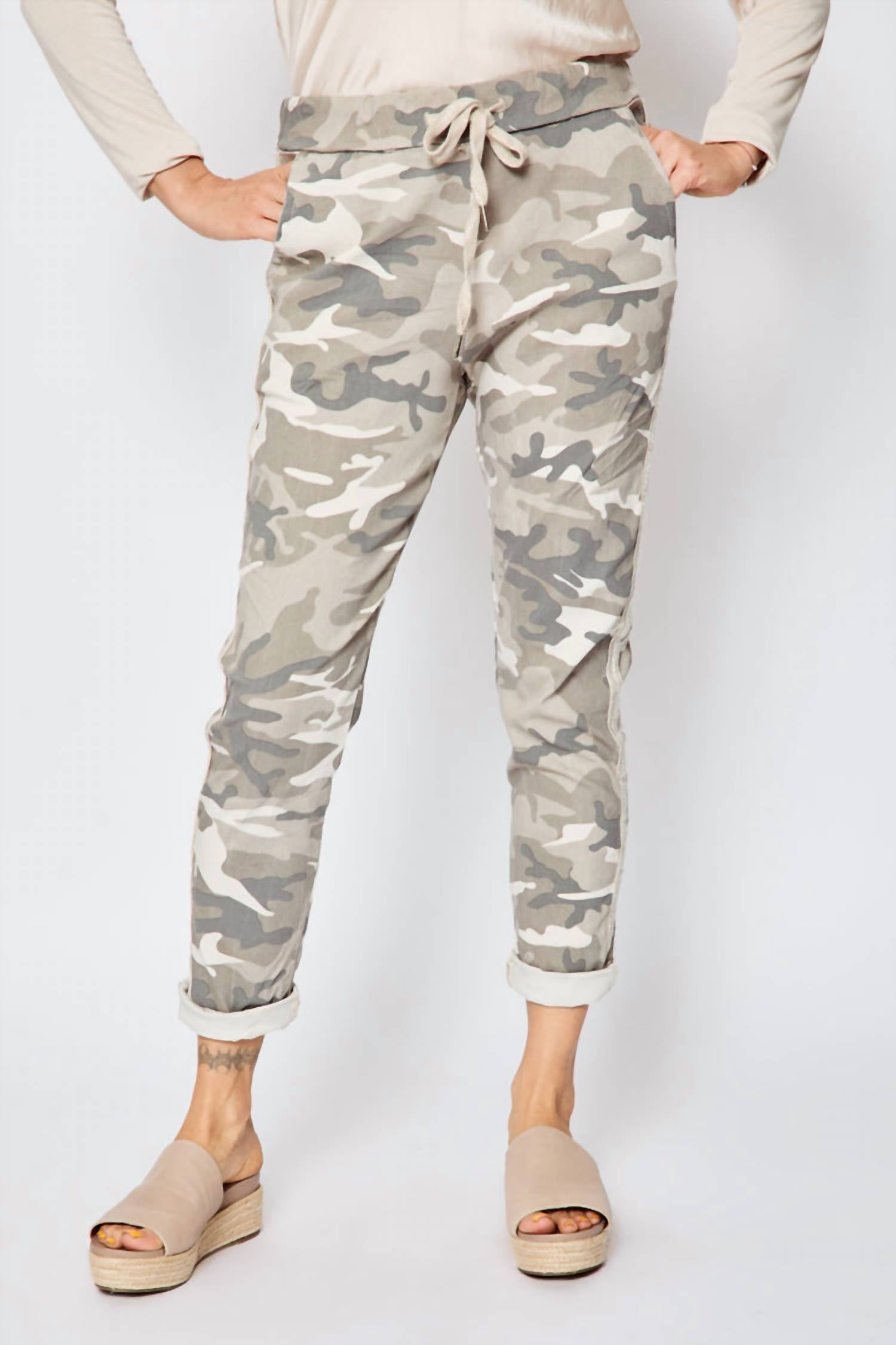 

Стиль D Серебристые полосатые камуфляжные брюки в песочном цвете Jacqueline B Clothing