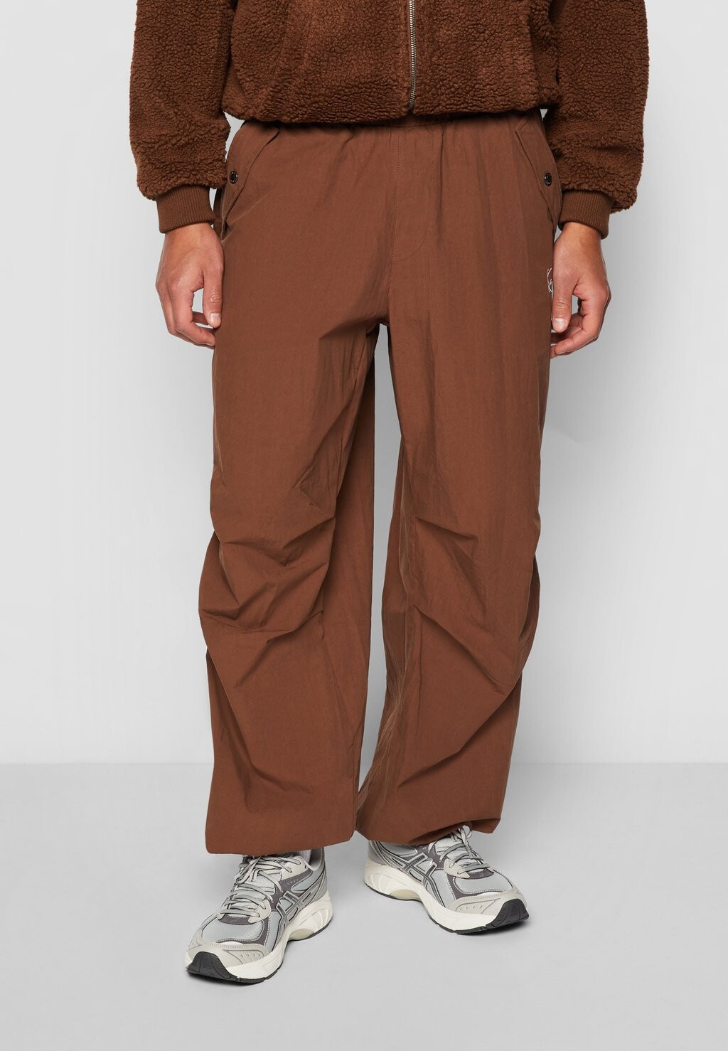 

Брюки SMALL SIGNATURE PARACHUTE Karl Kani, цвет brown