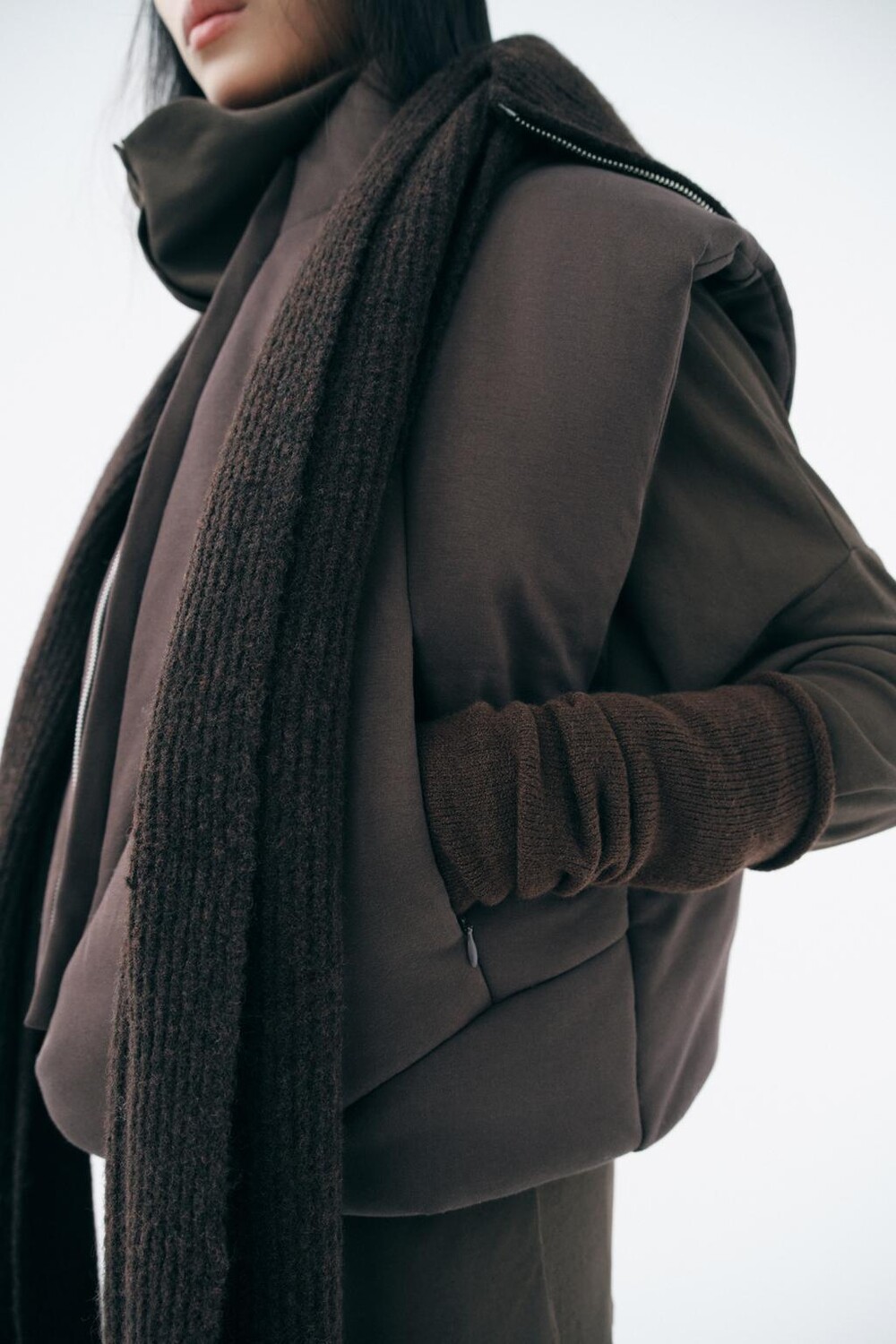 

Стеганый жилет ZARA, темно-коричневый