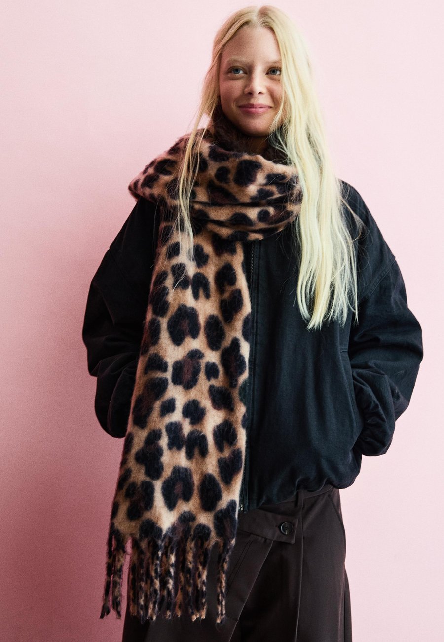 

Шарф Bershka ANIMAL PRINT, Dark Brown