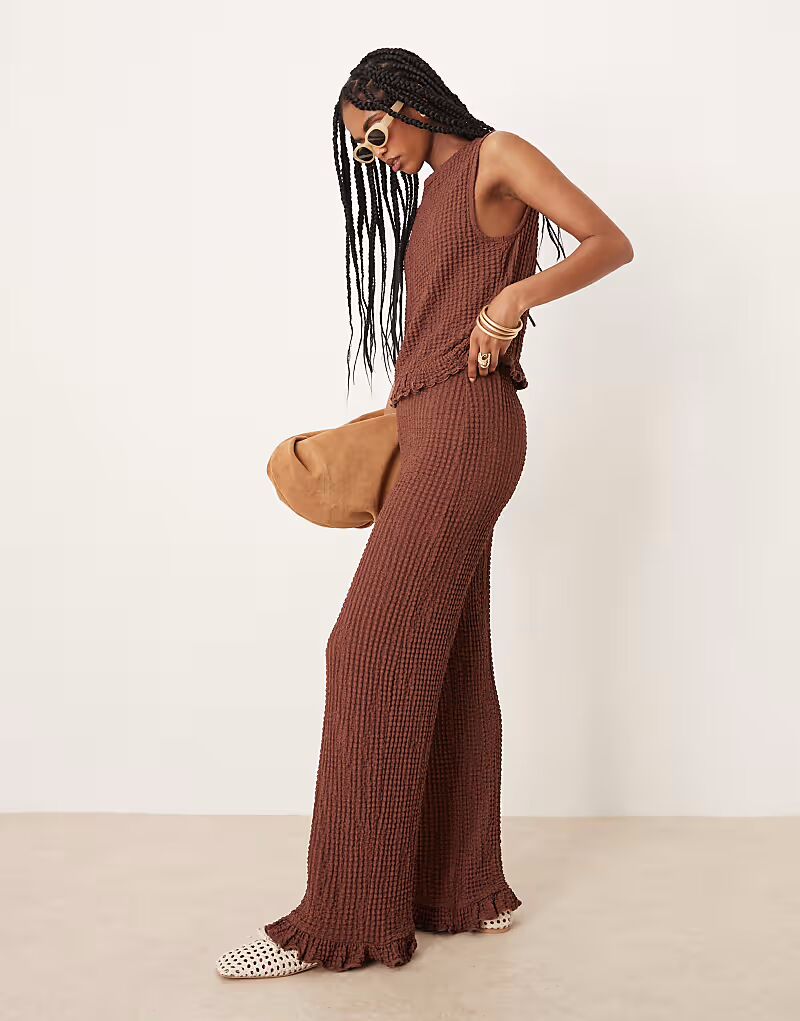 

Широкие брюки ASOS DESIGN с оборкой по низу, фактурные, коричневого цвета