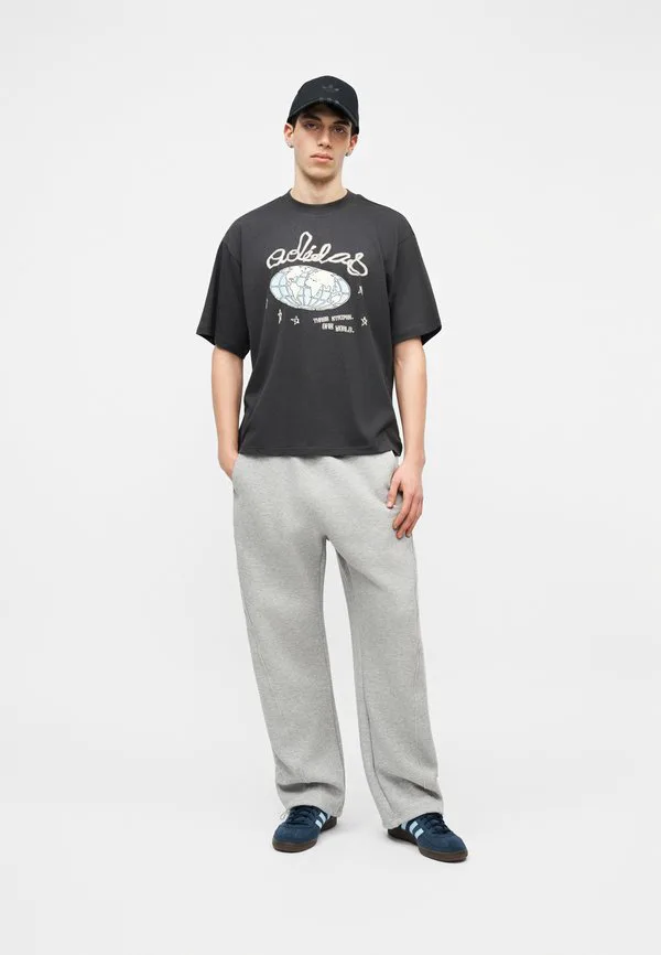Футболка illust с принтом Adidas Originals, Utility Black — фото 2