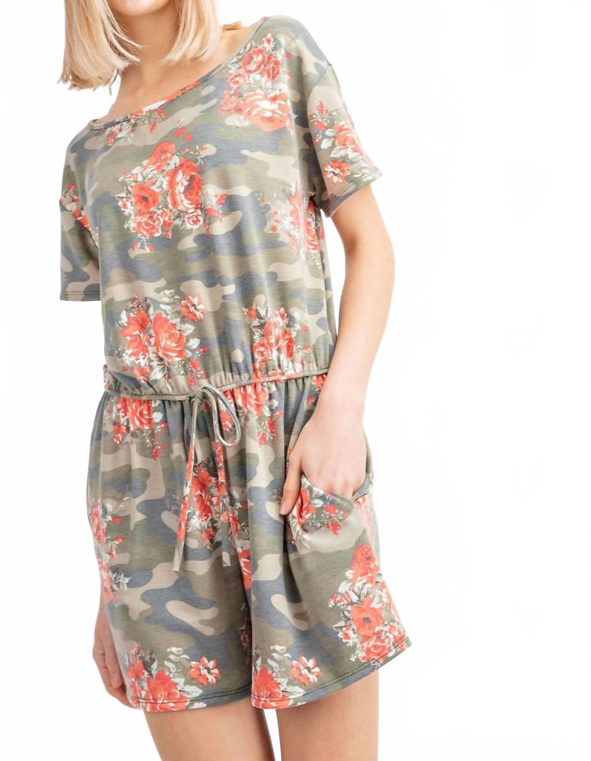 

Камуфляжный ромпер с цветочным принтом и боковыми карманами в мультиколоре 143 STORY