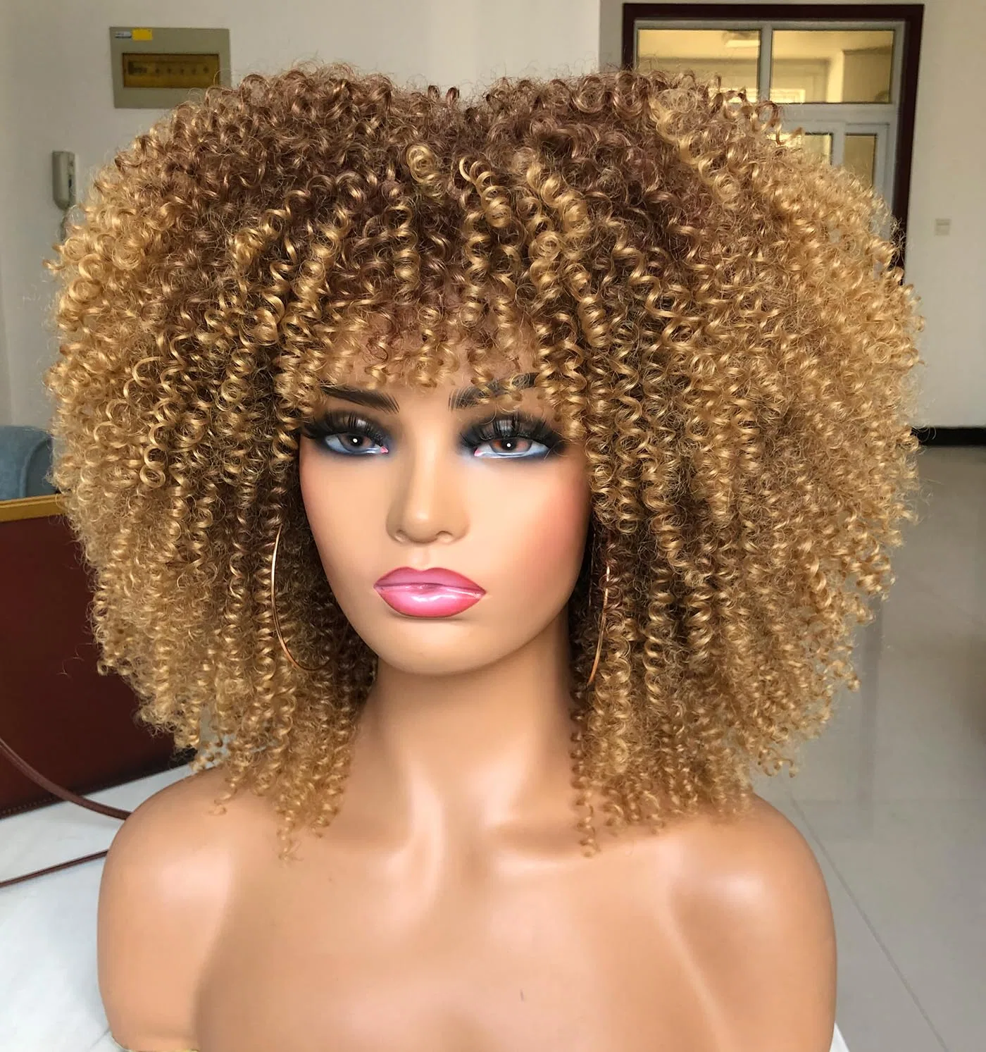 Короткий кудрявый парик «Afro Bomb Curly Wig» с челкой Isamy, Ombre Blonde — фото 4