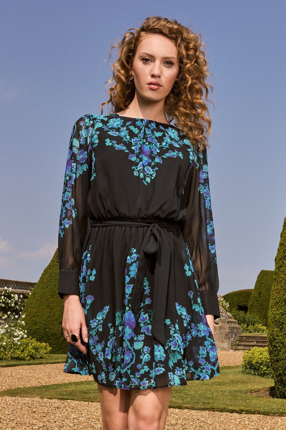 

Виктория и Альберта | плиссированное мини-платье с круглым вырезом и поясом длинными рукавами и принтом Love & Roses, черный