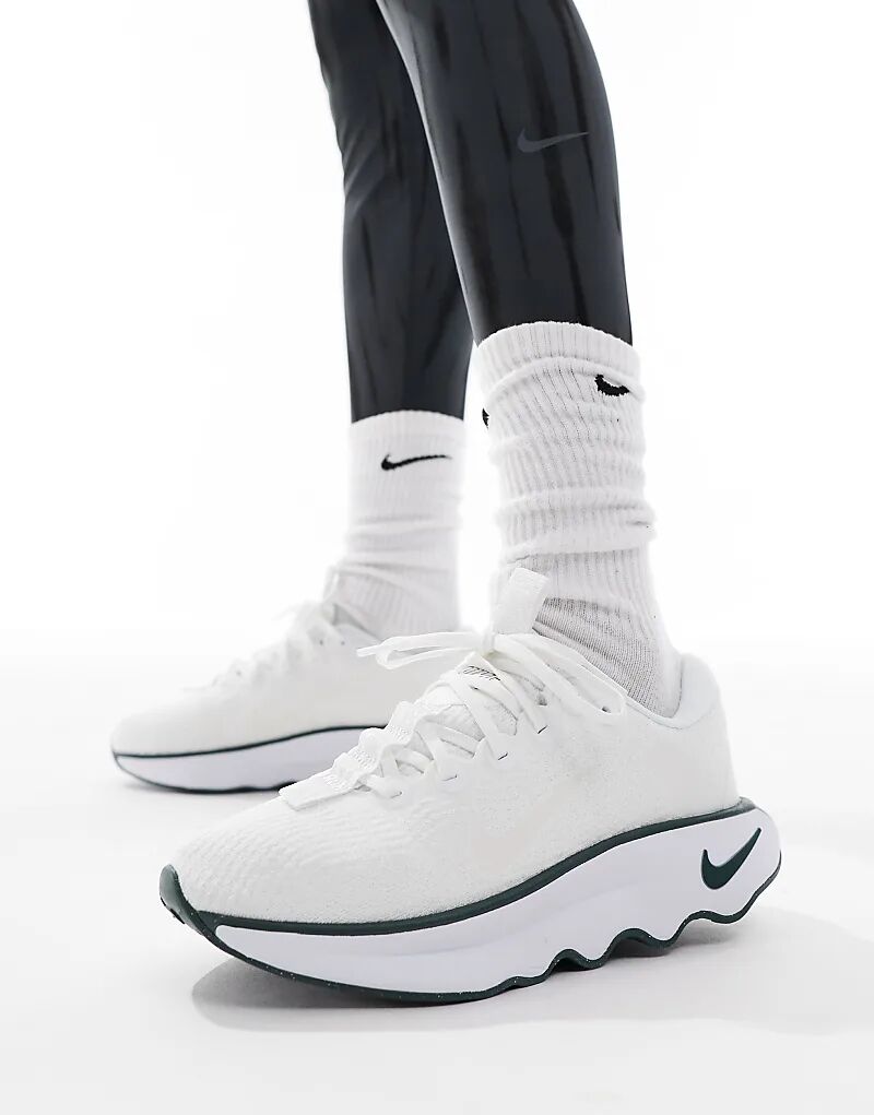 Кроссовки Motiva в тройном белом цвете Nike Training