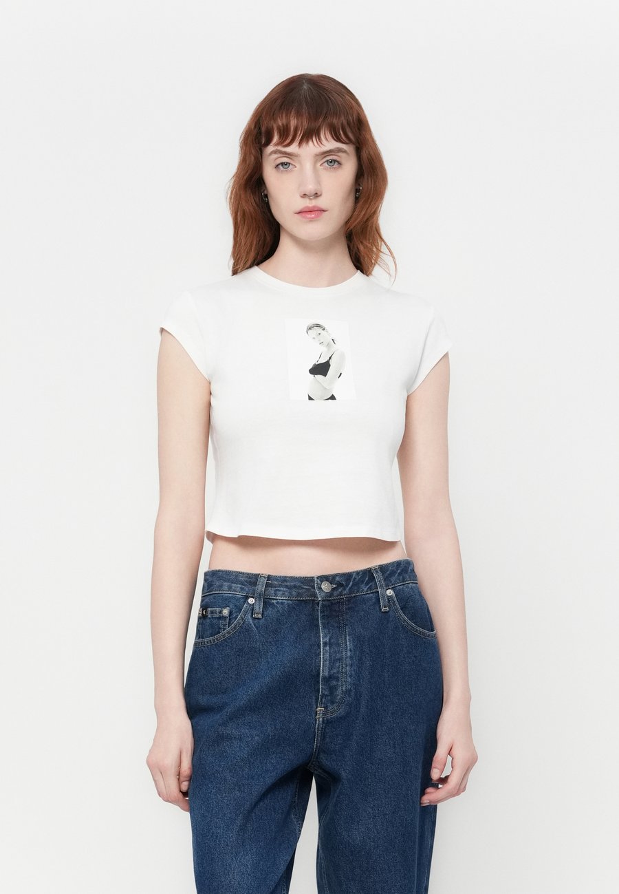 

Футболка Calvin Klein CLASSIC KATE BABY TEE UNISEX, Brilliant White/White, Белый, Футболка Calvin Klein CLASSIC KATE BABY TEE UNISEX, Brilliant White/White